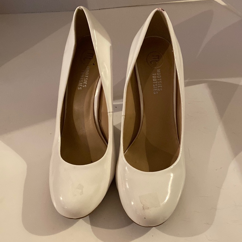 Mootsies Tootsies white heels. Size 9 heel height 4 inches.